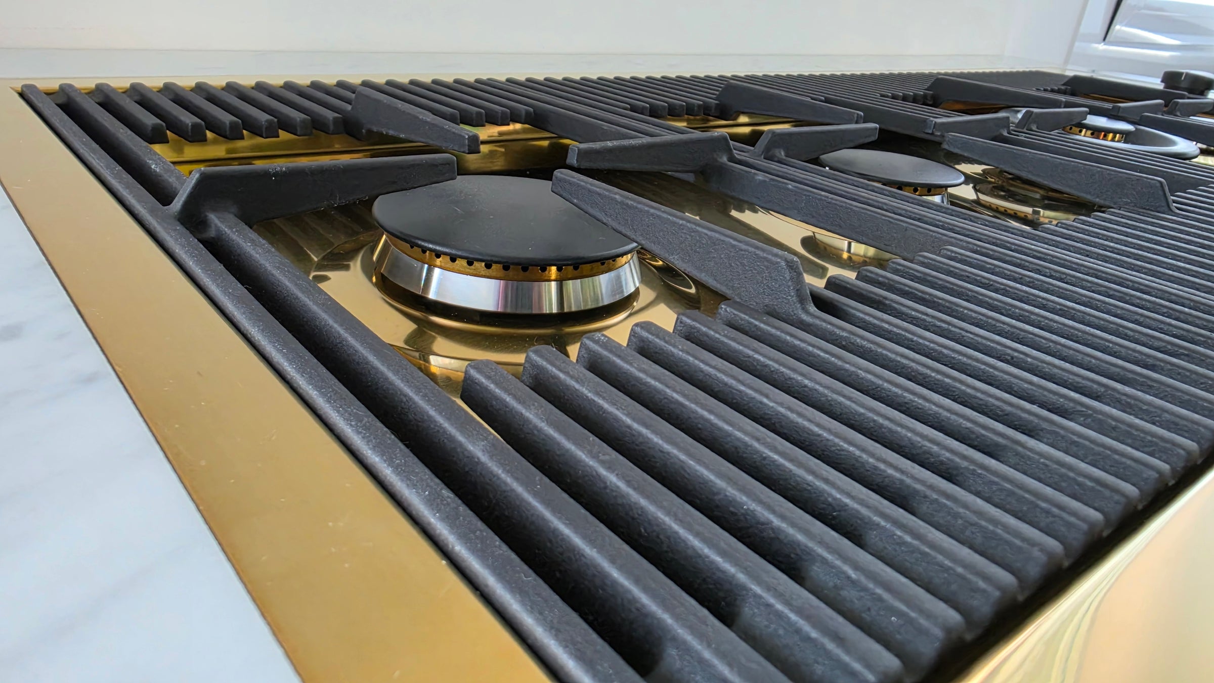 Milanello gas hob in gold with cat iron pan 